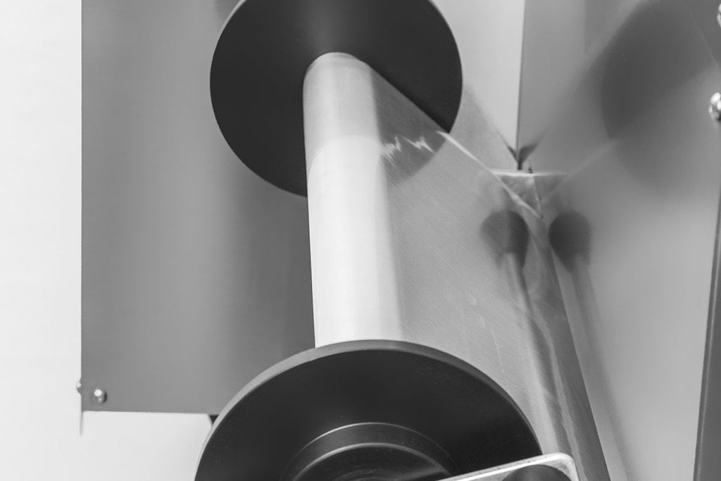 ZERMAT TB2 PRO – Профессиональная машина для запайки лотков с вакуумной фиксацией, обрезкой пленки и по периметру. 